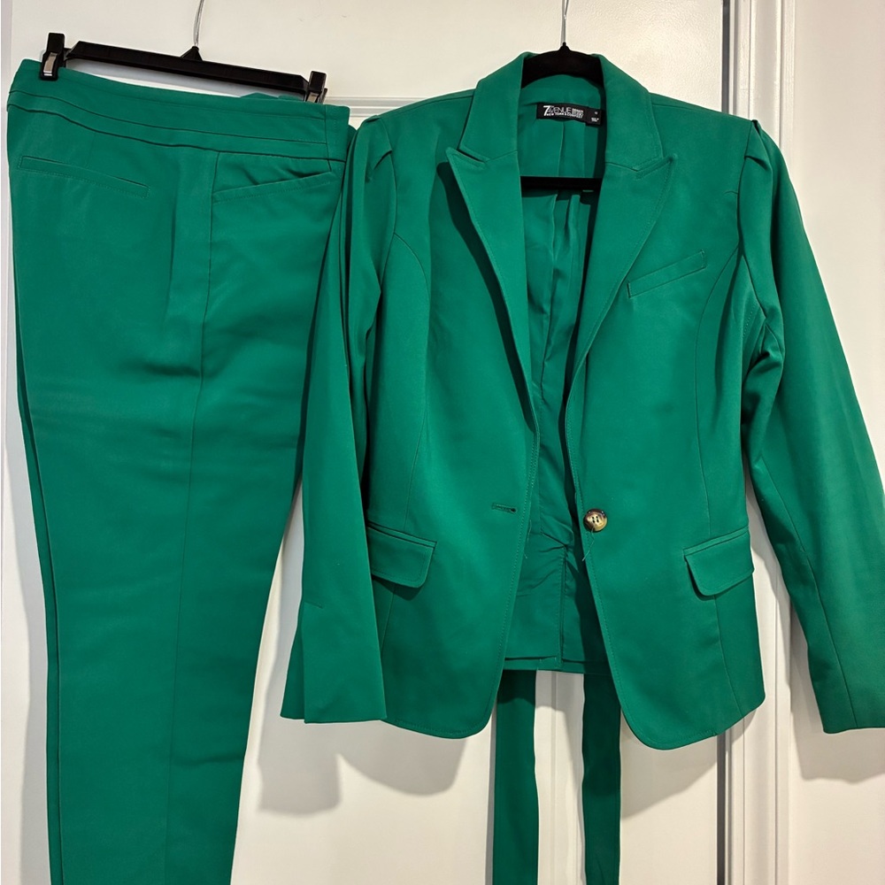 Elegant Women's Green Pantsuit by Zilane